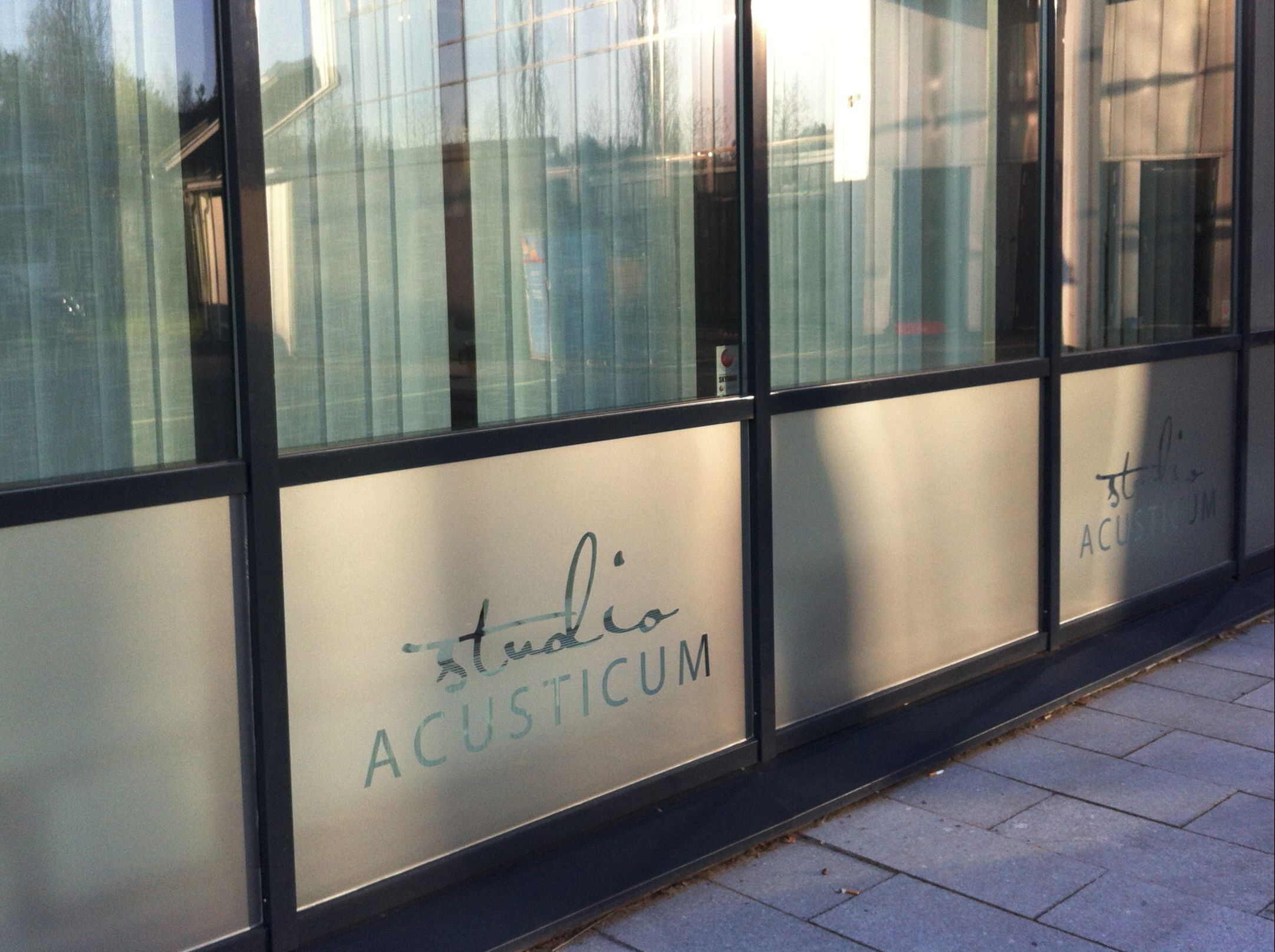 Acusticum frostad vinyl på fönster.